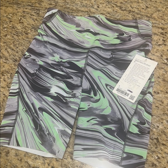 lululemon athletica Green and Black Bike Shorts High-Rise Moisture-Wicking - Picture 3 of 6